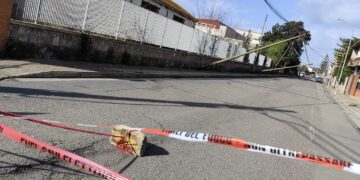 San Gavino, il forte vento abbatte tre pali della luce nei pressi del Liceo Marconi: danneggiate le auto dei docenti (VIDEO)