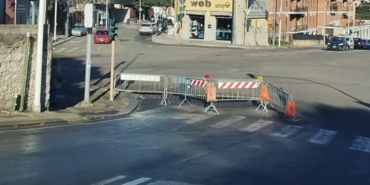 Cagliari, abbattuto l’albero pericolante a causa del maltempo: fine dei disagi in viale Buon Cammino