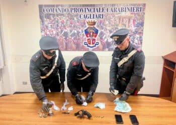 Cagliari, tentano di disfarsi della cocaina in un B&B: arrestato un 30enne e denunciate altre 2 persone