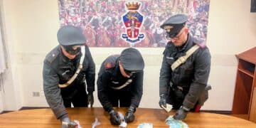 Cagliari, tentano di disfarsi della cocaina in un B&B: arrestato un 30enne e denunciate altre 2 persone