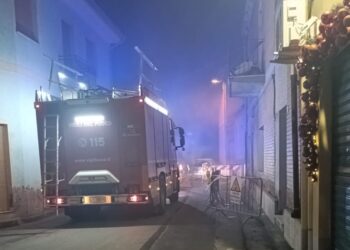 Paura a Samassi, prende fuoco la canna fumaria in casa di un’anziana: fumo nero fino in strada