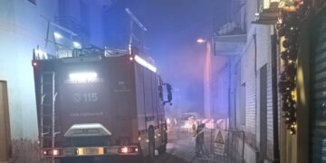 Paura a Samassi, prende fuoco la canna fumaria in casa di un’anziana: fumo nero fino in strada