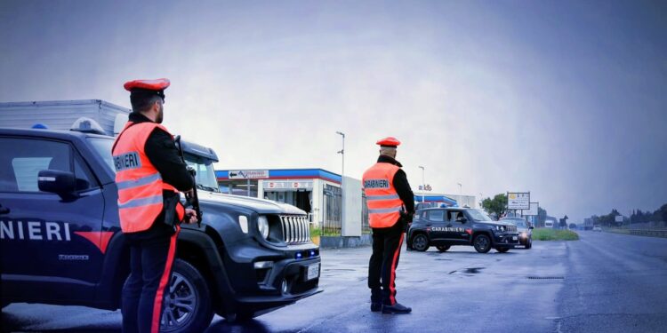 Distrugge i mobili di casa e minaccia la madre: 30enne arrestato a Portoscuso