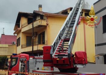 Fiamme in una palazzina a Villacidro, danneggiati arredi e il tetto