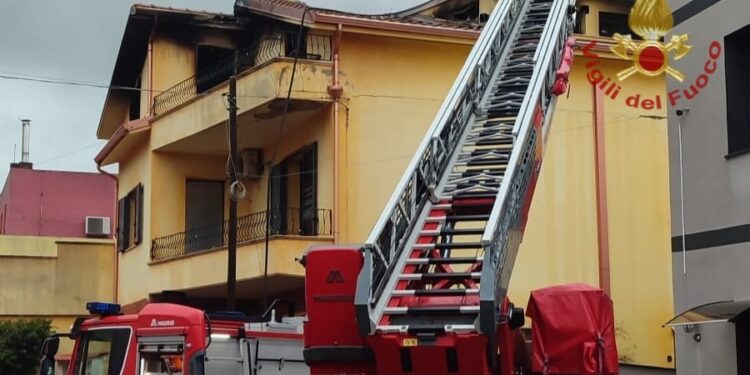 Fiamme in una palazzina a Villacidro, danneggiati arredi e il tetto