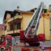 Fiamme in una palazzina a Villacidro, danneggiati arredi e il tetto