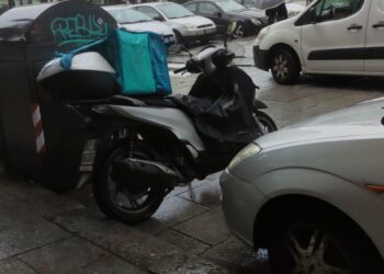 Cagliari, Deliveroo chiude per maltempo ed esplode la protesta dei rider: “Noi in strada sotto la pioggia e senza soldi”
