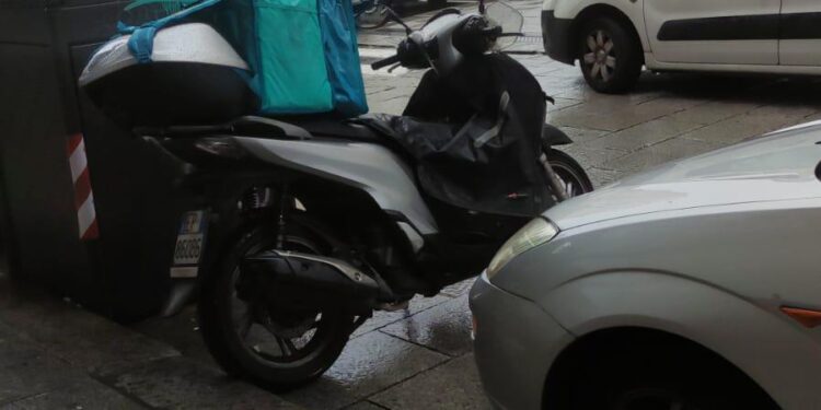 Cagliari, Deliveroo chiude per maltempo ed esplode la protesta dei rider: “Noi in strada sotto la pioggia e senza soldi”