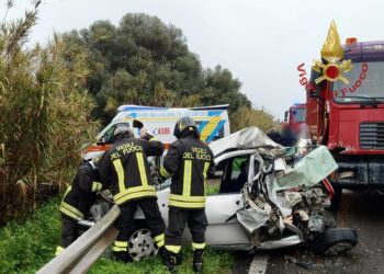 Incidente sulla Ss 130 ad Assemini, scontro tra un camion e un auto: un ferito in ospedale