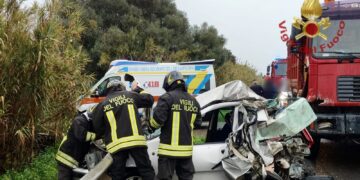 Incidente sulla Ss 130 ad Assemini, scontro tra un camion e un auto: un ferito in ospedale