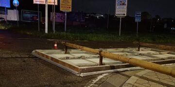 Monserrato, il forte vento butta giù un cartello pubblicitario