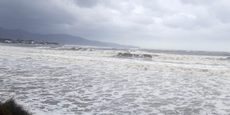Flumini di Quartu, la potenza del mare in tempesta: spettacolari immagini dal litorale quartese
