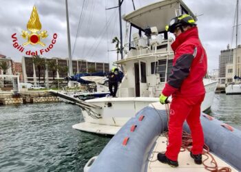 Cagliari, imbarcazione rompe gli ormeggi: intervento dei vigili del fuoco al Molo Dogane