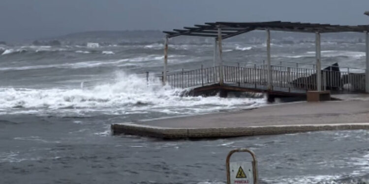 Il ciclone Harry devasta l’isola, parte la conta dei danni: strade, edifici e attività commerciali in ginocchio