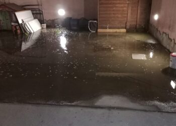 Capoterra, famiglia in ostaggio della fogna che sgorga dalla strada