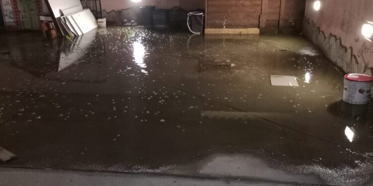 Capoterra, famiglia in ostaggio della fogna che sgorga dalla strada