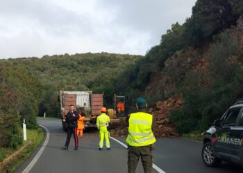 Paurosa frana tra Teulada e Domusdemaria, chiusa (e poi riaperta) la statale Sulcitana: la terra si sbricola davanti all’asfalto della 195 (VIDEO)