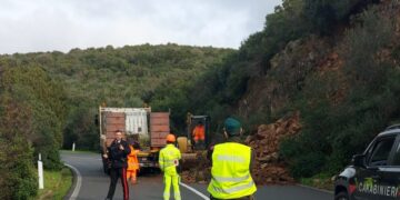 Paurosa frana tra Teulada e Domusdemaria, chiusa (e poi riaperta) la statale Sulcitana: la terra si sbricola davanti all’asfalto della 195 (VIDEO)