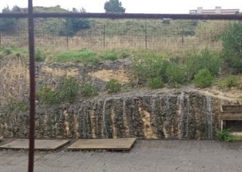 A Tuvumannu anche la cascata, la natura rinasce nella strada incompiuta che si affaccia in via Castelli