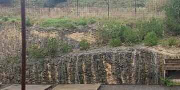 A Tuvumannu anche la cascata, la natura rinasce nella strada incompiuta che si affaccia in via Castelli