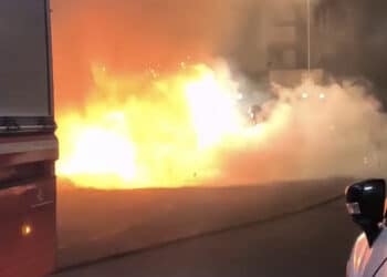 Quartu, paura in via Sant’Antonio: auto va a fuoco, intervento nella notte dei vigili del fuoco (VIDEO)