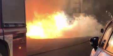 Quartu, paura in via Sant’Antonio: auto va a fuoco, intervento nella notte dei vigili del fuoco (VIDEO)