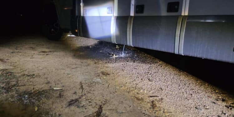 Capoterra, turisti maleducati sorpresi a scaricare le acque del camper nel terreno: sanzionati