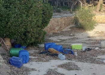 Teulada, la denuncia dei residenti: “Cumuli di rifiuti nel paradiso di Tuerredda dopo ogni sbarco di migranti, il Comune si muova”