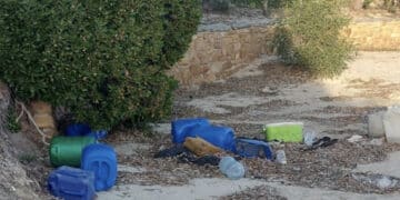 Teulada, la denuncia dei residenti: “Cumuli di rifiuti nel paradiso di Tuerredda dopo ogni sbarco di migranti, il Comune si muova”