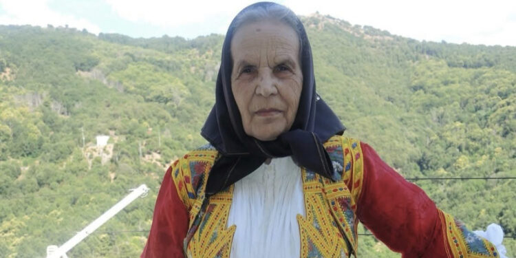 Desulo saluta tia Bailla, ricamava i costumi del paese con arte e amore: aveva 91 anni