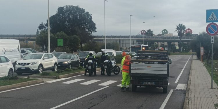 Cagliari, studentessa di 14 anni investita da un’auto in via Peretti: stava andando a scuola
