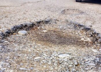 Ecatombe di pneumatici squarciati lungo la Consortile: decine di auto ferme a bordo strada