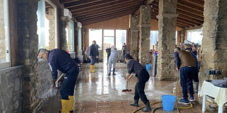 Capoterra, i calciatori dell’Audax aiutano a far ripartire il locale sulla costa: “In pochi giorni abbiamo fatto il miracolo”