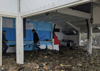 Mareggiata devastante a Porto Columbu: gravemente danneggiato il chiosco Bobo Beach (VIDEO)