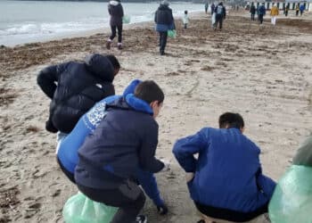 Cagliari, il Poetto rinasce grazie all’amore dei volontari: “Insieme ce la faremo”