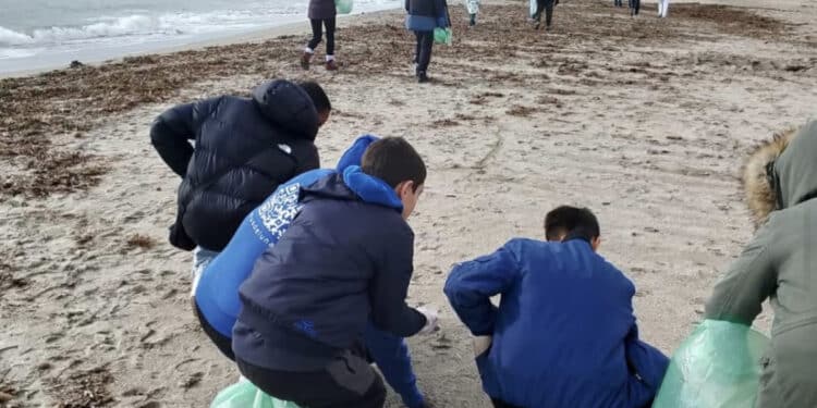 Cagliari, il Poetto rinasce grazie all’amore dei volontari: “Insieme ce la faremo”