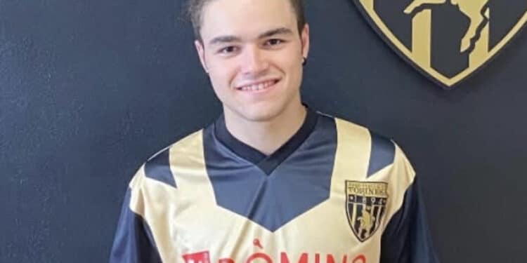 Davide muore a 19 anni cadendo dalla bici: uno sciacallo gli ruba il portafogli mentre è in fin di vita