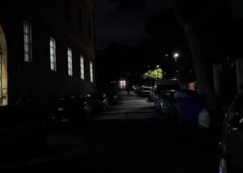 Emergenza sicurezza a Cagliari, viale Sant’Ignazio al buio da settimane: “Situazione evidente e pericolosa” (VIDEO)