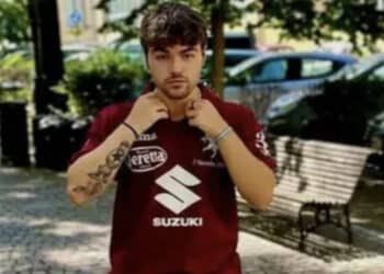 Derubato a 19 anni mentre è in fin di vita, il padre: “Quelli non sono neanche esseri umani”