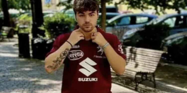 Derubato a 19 anni mentre è in fin di vita, il padre: “Quelli non sono neanche esseri umani”