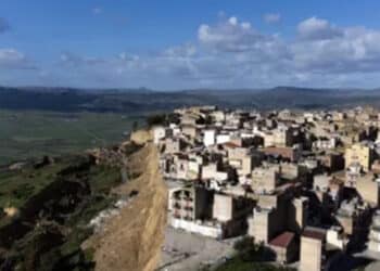 Frana di Niscemi, la zona rossa potrebbe allargarsi: “Musumeci si dimetta”