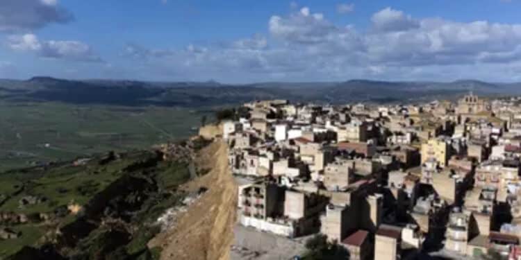 Frana di Niscemi, la zona rossa potrebbe allargarsi: “Musumeci si dimetta”