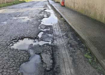 Cagliari, via degli Astri colabrodo e senza illuminazione: “I residenti pagano le tasse come il resto della città”