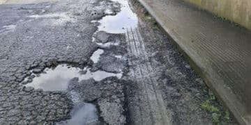 Cagliari, via degli Astri colabrodo e senza illuminazione: “I residenti pagano le tasse come il resto della città”