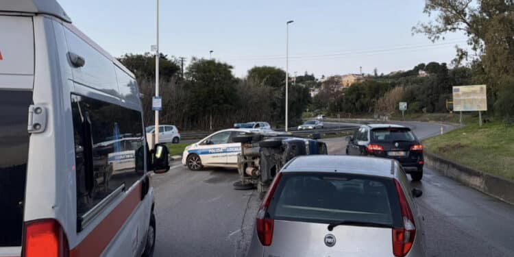 Quartu, incidente a Margine Rosso: ape contro auto, un ferito