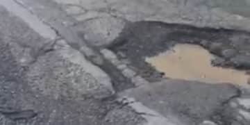 Strade di Pirri nel degrado, via Santa Maria Chiara con  buche e asfalto sconnesso: “Situazione ridicola” (VIDEO)