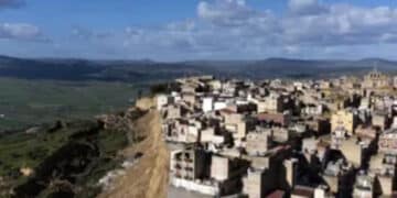 Niscemi, il maltempo non dà tregua: crolla una palazzina di 3 piani