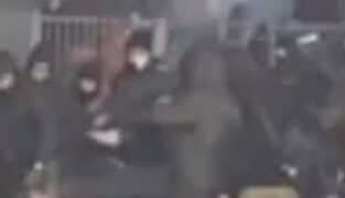 Paura durante il corteo per il centro sociale Askatasuna a Torino: agente aggredito con un martello, calci e pugni