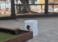 Cagliari, degrado senza fine in piazza Matteotti: una lavatrice abbandonata di fronte a palazzo Bacaredda