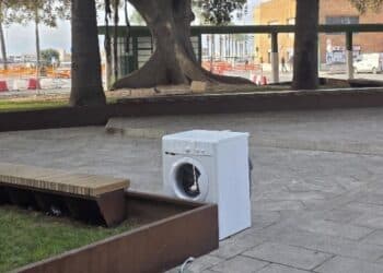 Cagliari, degrado senza fine in piazza Matteotti: una lavatrice abbandonata di fronte a palazzo Bacaredda